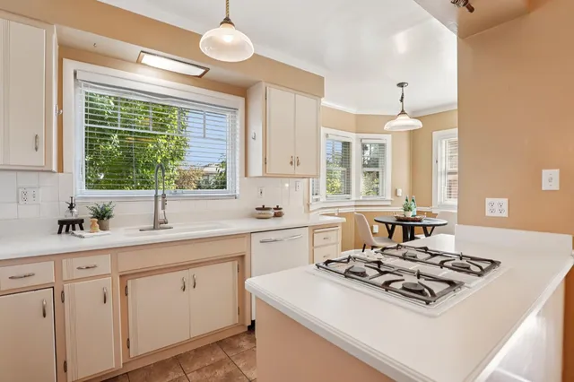 $949,000 | 2200 2nd Avenue, Sacramento, CA 95818