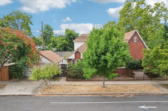 $949,000 | 2200 2nd Avenue, Sacramento, CA 95818