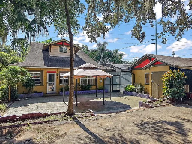 $299,900 | 150 East Charlotte Avenue, Eustis, FL 32726