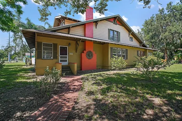 $299,900 | 150 East Charlotte Avenue, Eustis, FL 32726