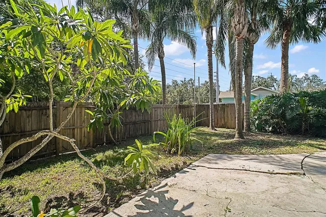 $299,900 | 150 East Charlotte Avenue, Eustis, FL 32726