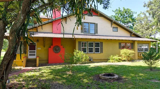 $299,900 | 150 East Charlotte Avenue, Eustis, FL 32726