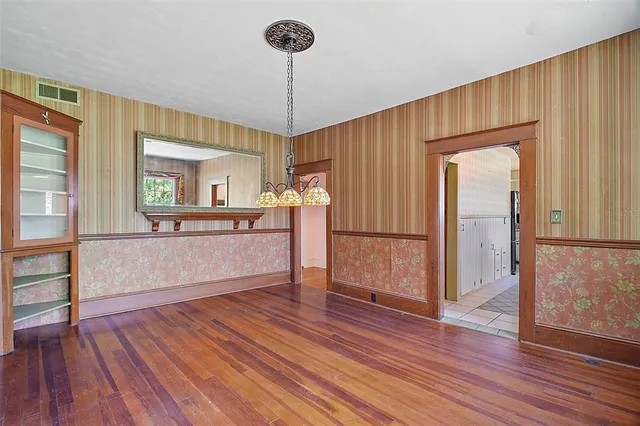 $299,900 | 150 East Charlotte Avenue, Eustis, FL 32726