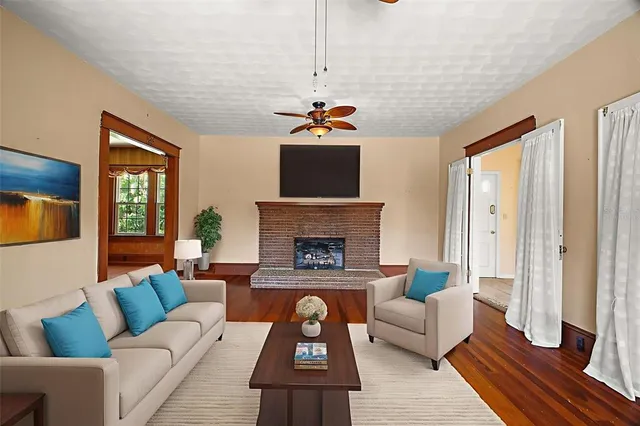 $299,900 | 150 East Charlotte Avenue, Eustis, FL 32726