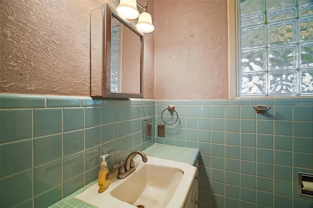 $299,900 | 150 East Charlotte Avenue, Eustis, FL 32726