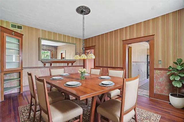 $299,900 | 150 East Charlotte Avenue, Eustis, FL 32726