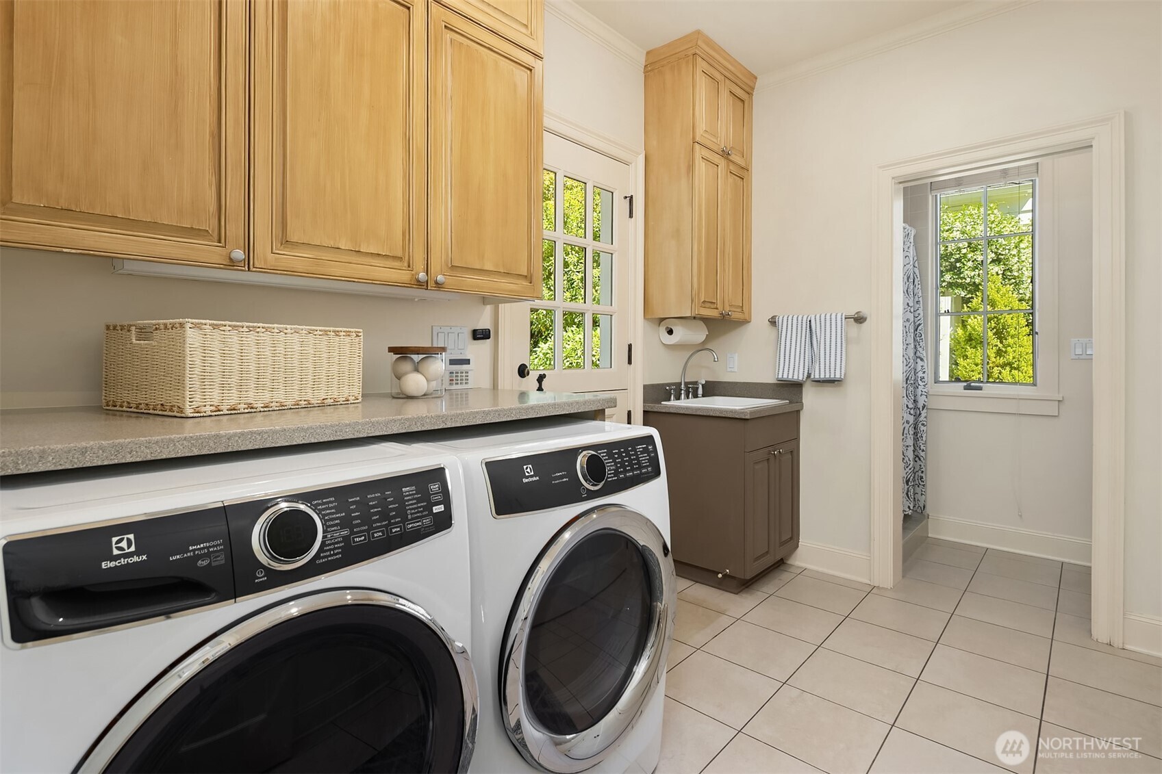 5506 Northeast Penrith Road Seattle, WA 98105 - Photo 18 of 40