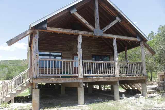 a view of a roof deck with wooden fence and wooden floor
