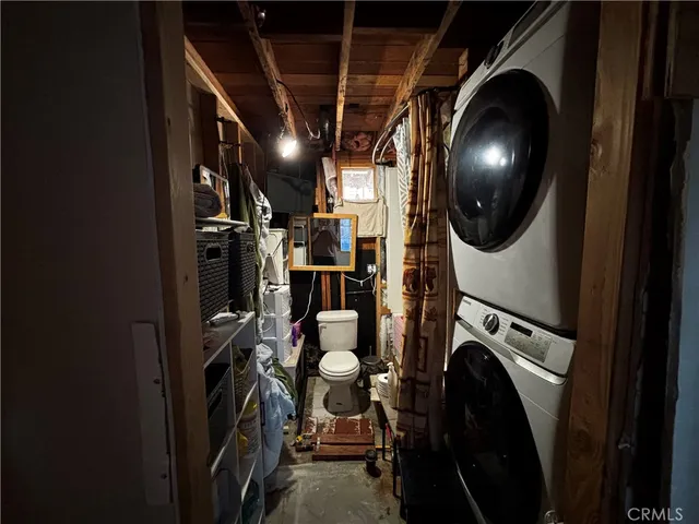 a view of backyard of the house