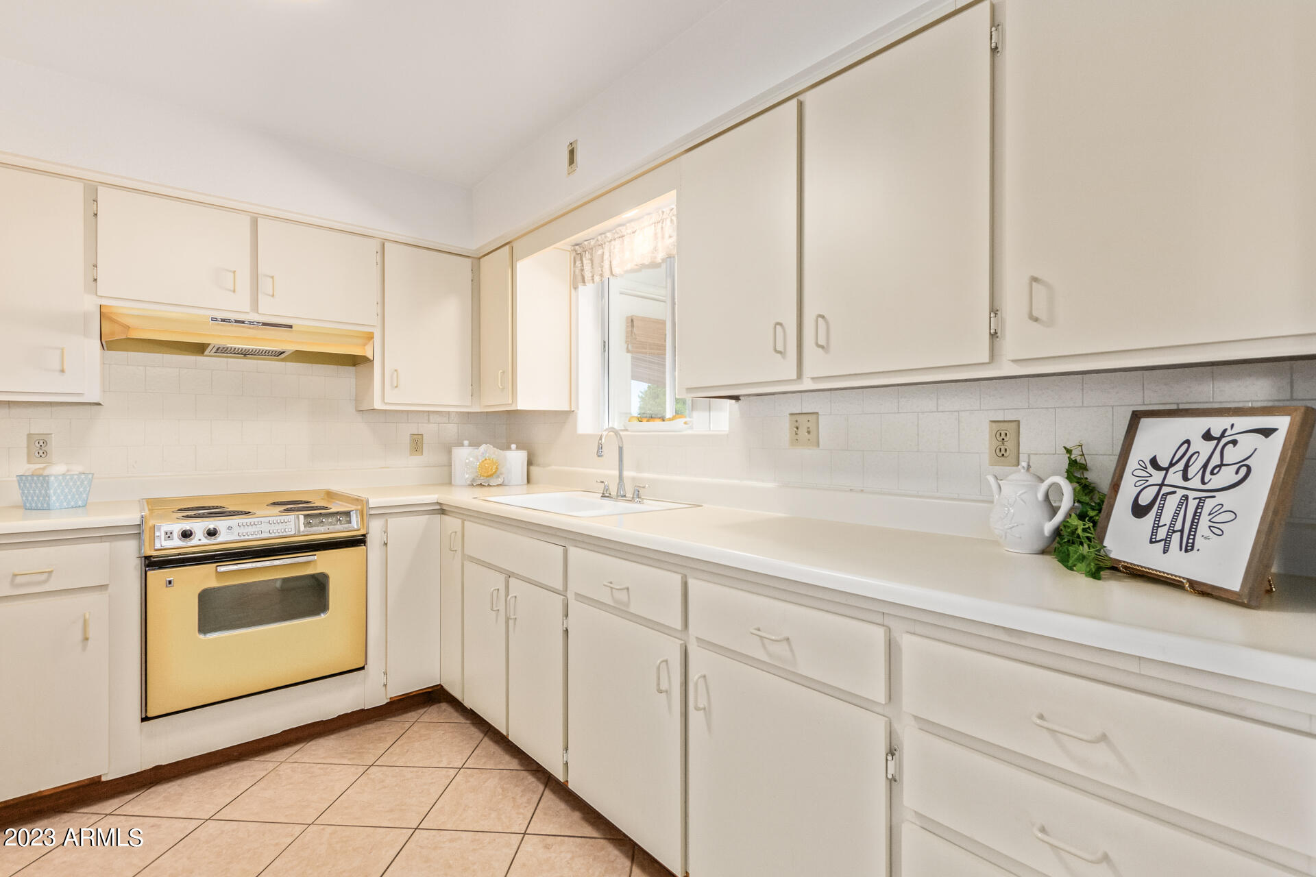 6416 East Adobe Road Mesa, AZ 85205 - Photo 9 of 26 Bright & cheery kitchen