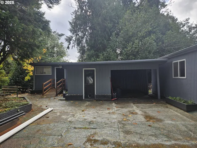 a view of backyard with a barn