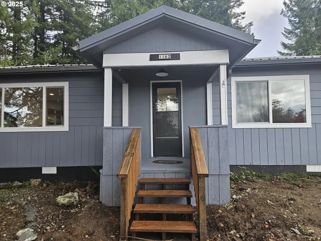 a view of a house with backyard and trees
