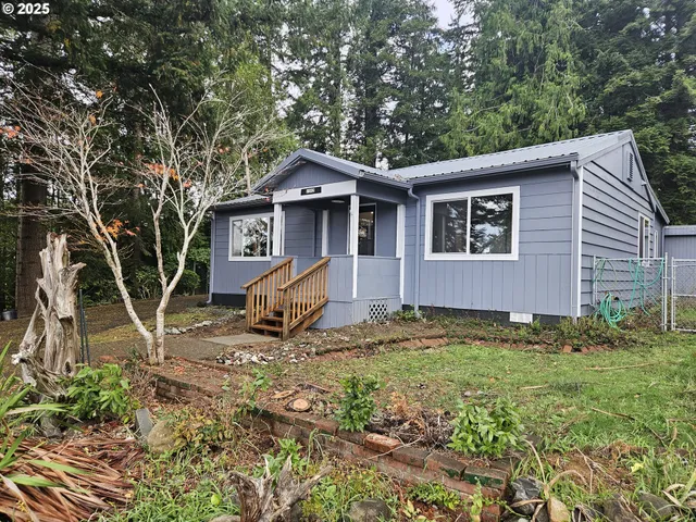 a view of a house with backyard and trees