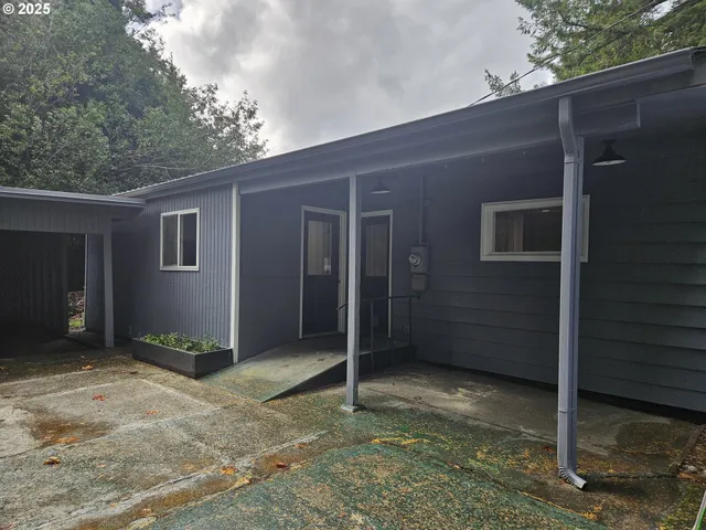 a view of backyard of the house