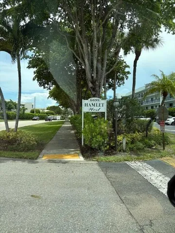 a view of front of house with a yard