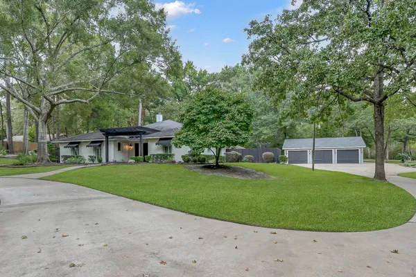 a view of a house with a backyard