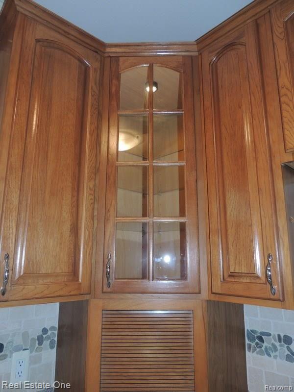 2199 Crystal Drive Rochester, MI 48309 - Photo 9 of 43 beautiful lighted cabnets