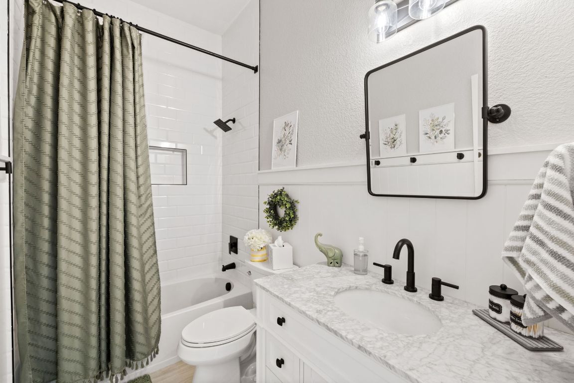 218 Sunrise Ridge Loop Lakeway, TX 78738 - Photo 24 of 40 Full bath featuring wainscoting, vanity, shower / tub combo.