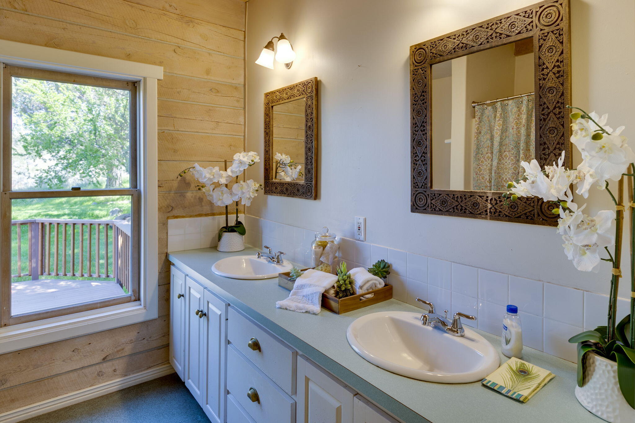 20150 Tumalo Road Bend, OR 97703 - Photo 19 of 53 MAIN LEVEL BATHROOM