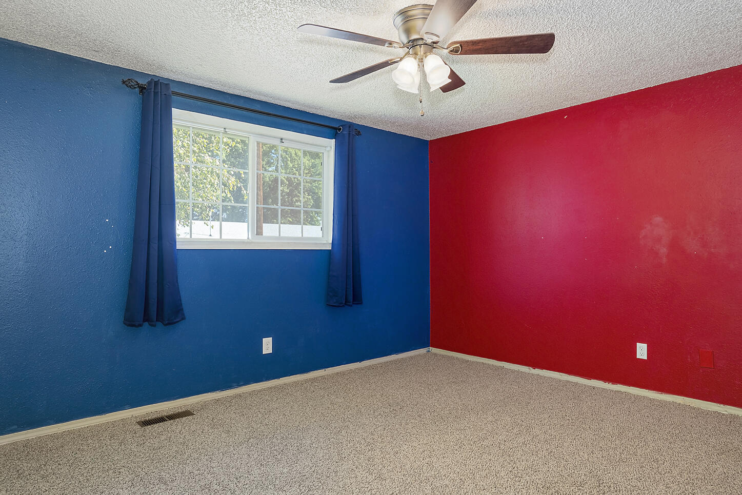 108 Vincent Avenue Central Point, OR 97502 - Photo 10 of 20 Bedroom 3 is extra large!