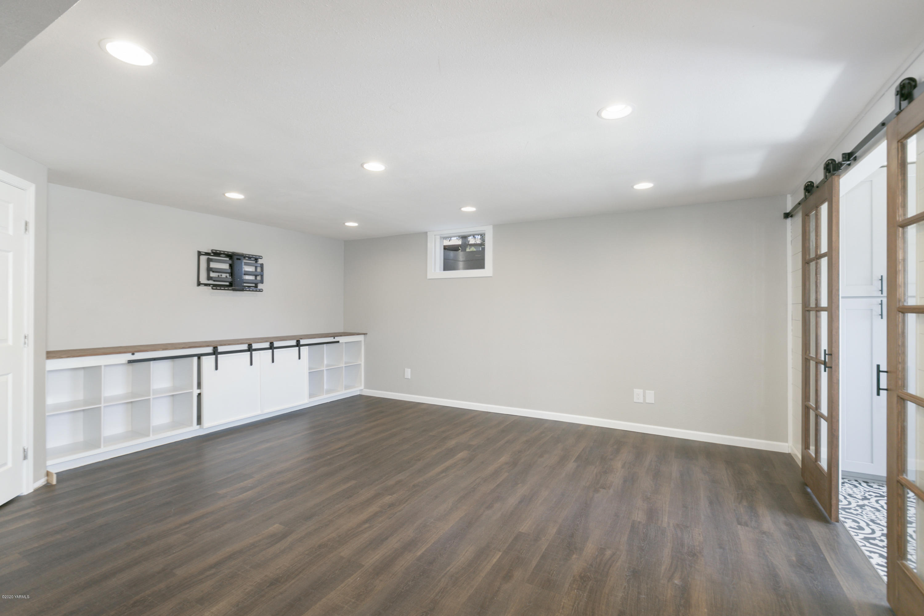 12306 Summitview Ext Road Yakima, WA 98908 - Photo 18 of 30 an empty room with wooden floor and windows