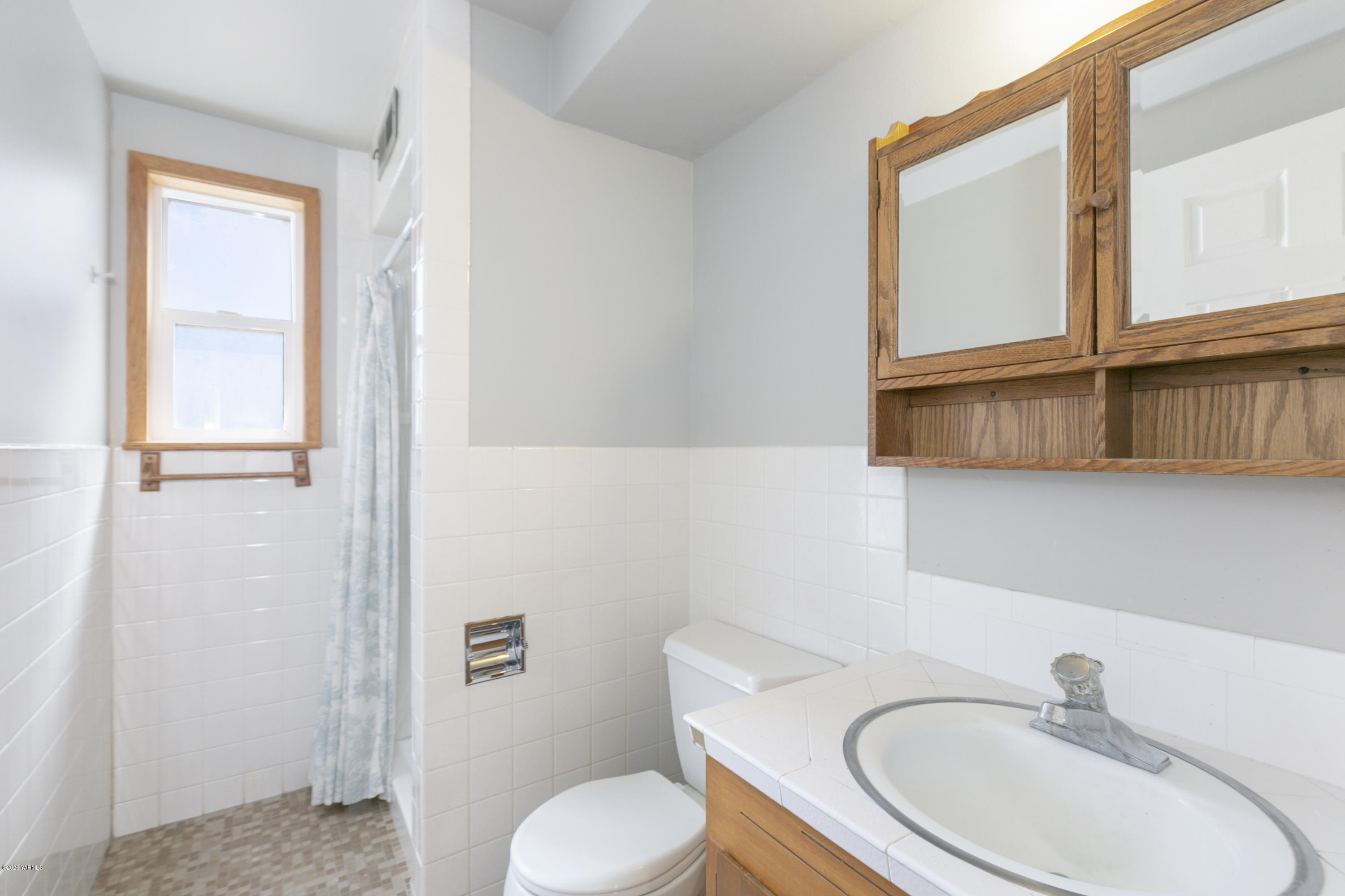 12306 Summitview Ext Road Yakima, WA 98908 - Photo 21 of 30 a bathroom with a sink a toilet and a mirror