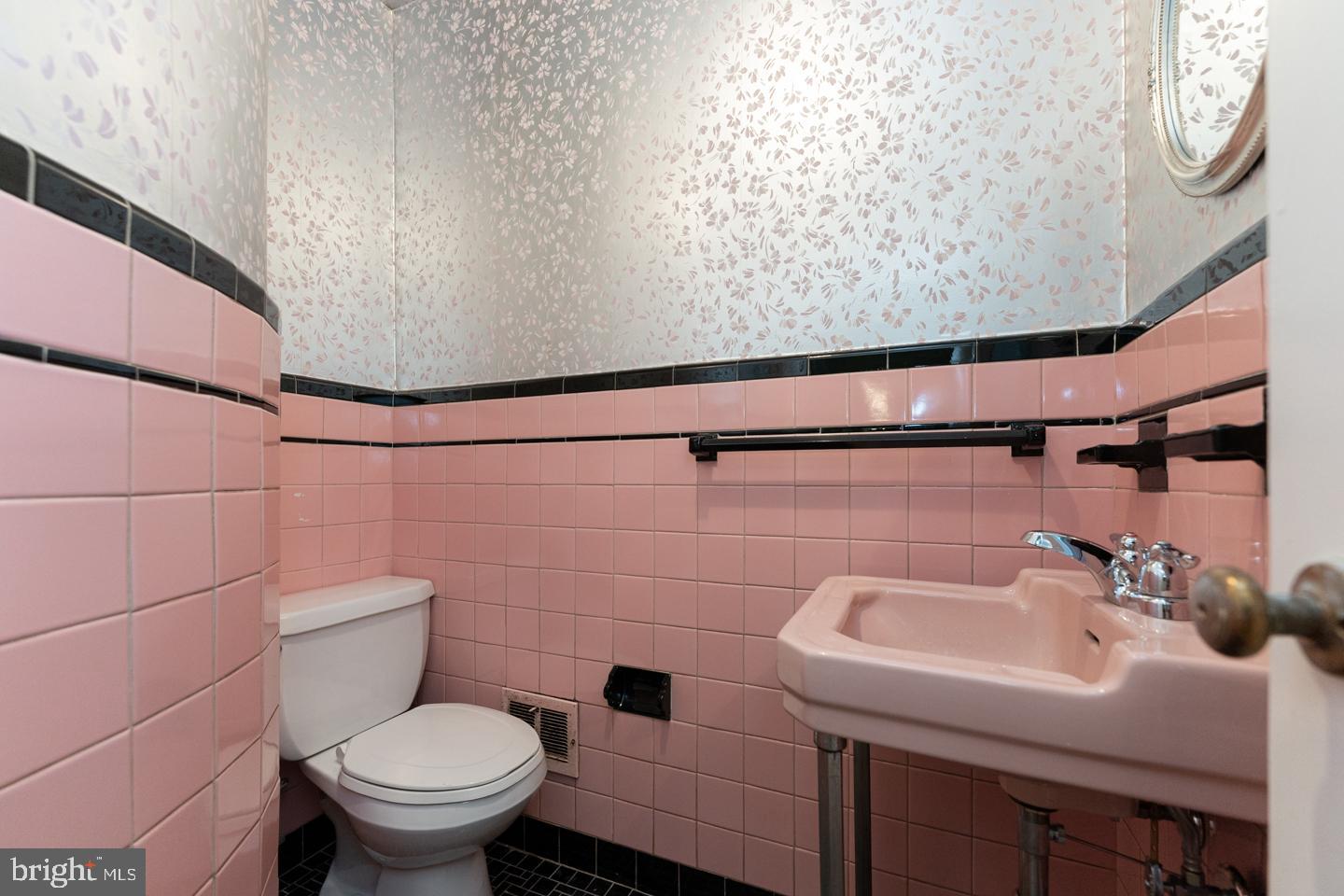 622 Greythorne Road Wynnewood, PA 19096 - Photo 16 of 50 1st Floor Powder Room