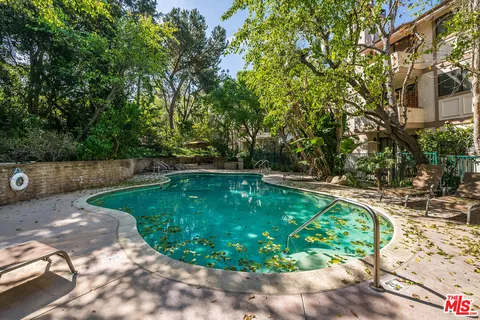 $524,000 | 3480 Barham Boulevard, Unit 326, Los Angeles, CA 90068