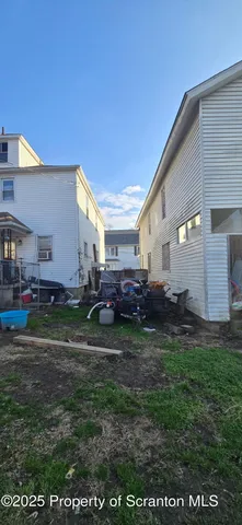 a view of a house with backyard