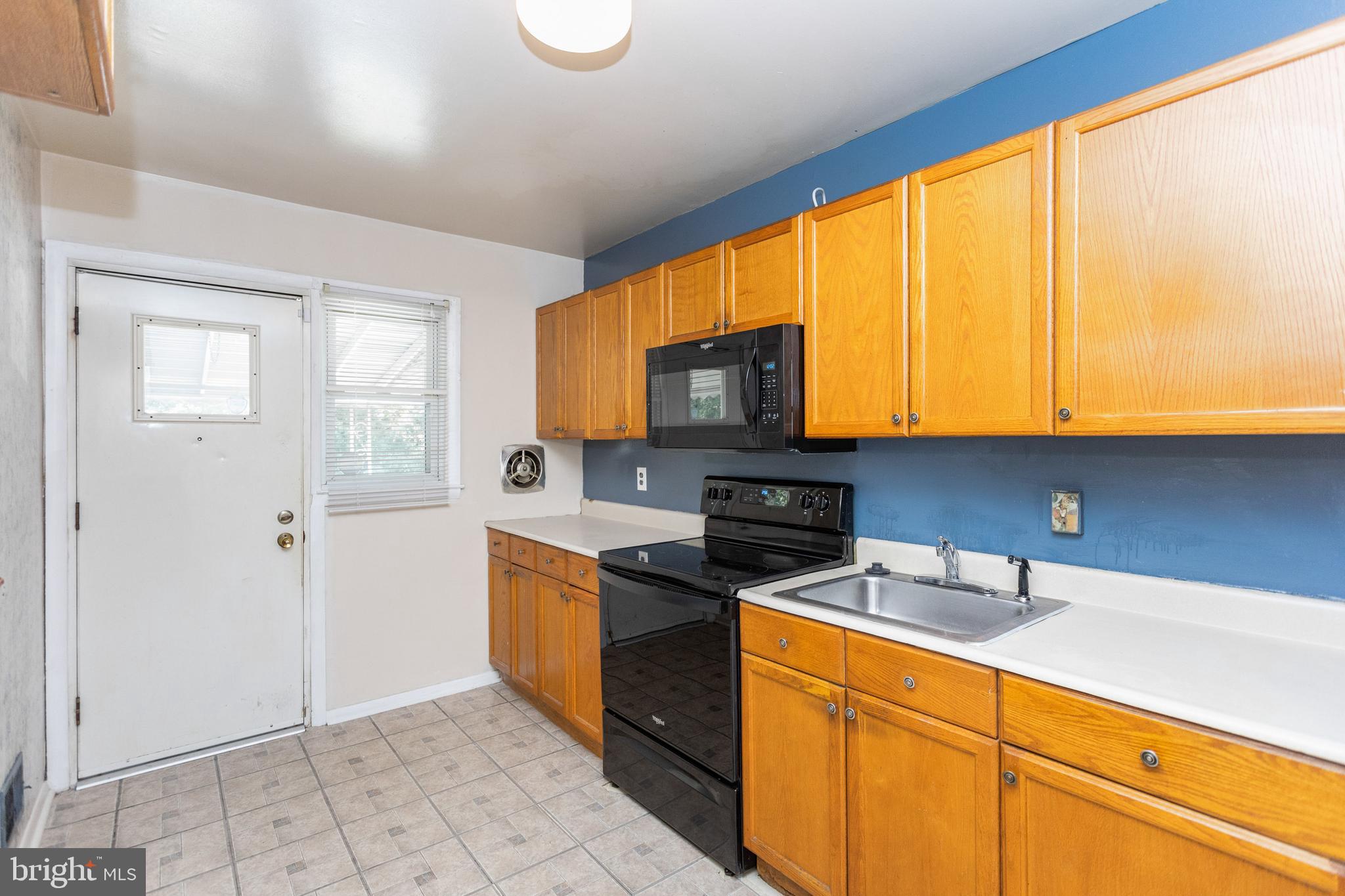 5205 Hillwell Road Baltimore, MD 21229 - Photo 9 of 39 Gallery Image 9