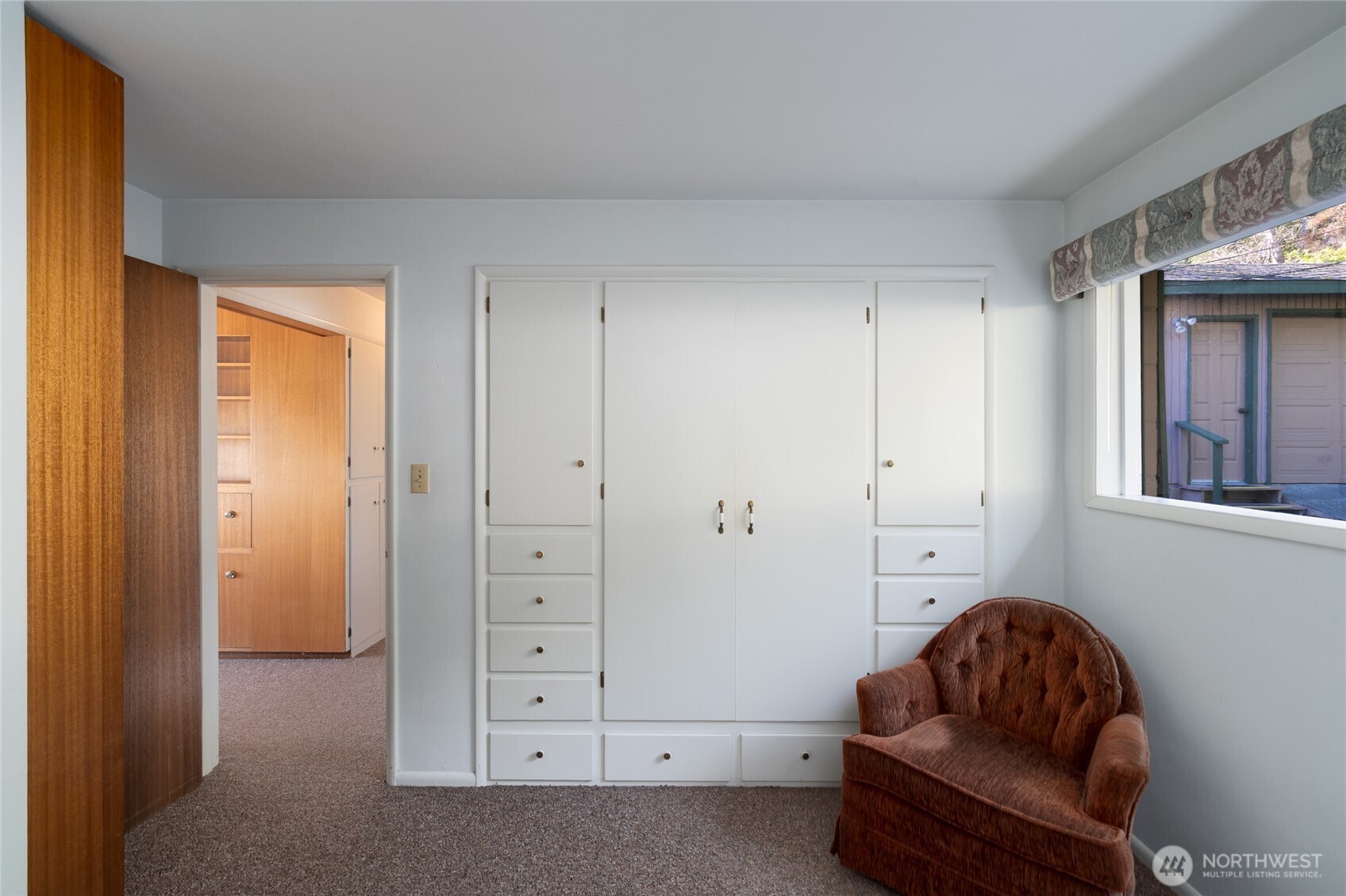 6860 Salmon Beach Road Anacortes, WA 98221 - Photo 33 of 40 a room that has a chair and a window in it