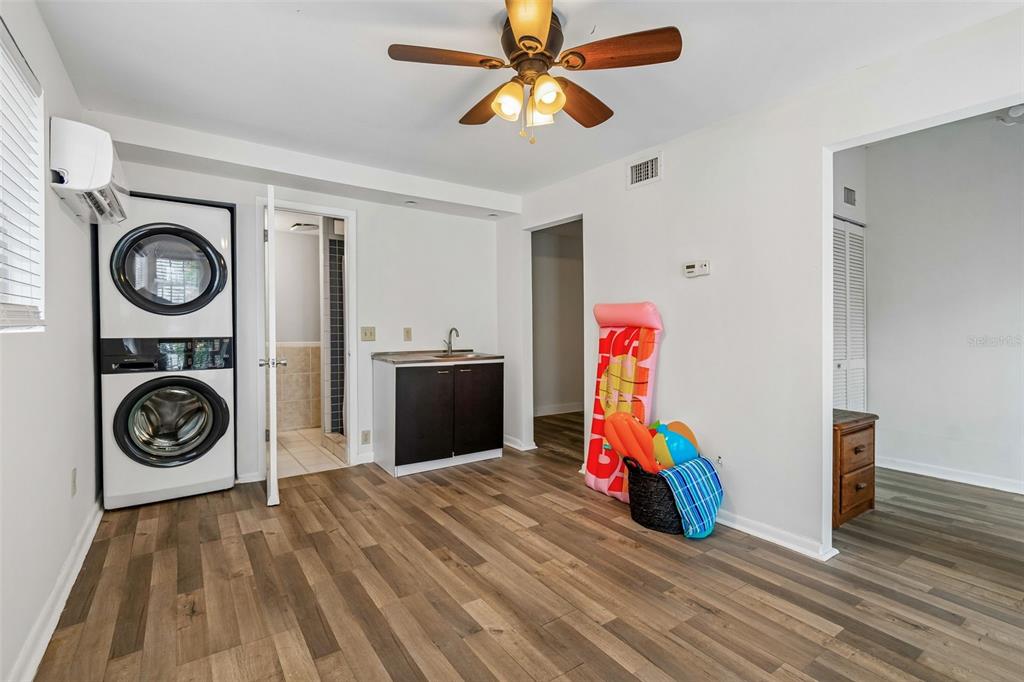 2434 West Prospect Road Tampa, FL 33629 - Photo 40 of 45 a room with wooden floor and entryway