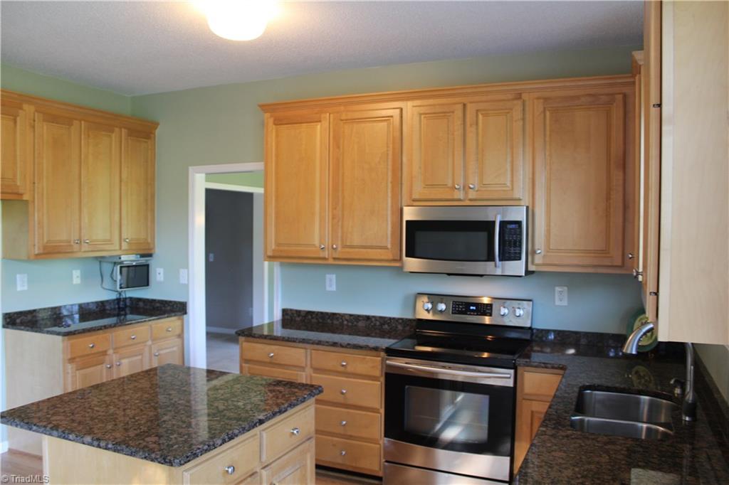 3609 Shadow Ridge Drive High Point, NC 27265 - Photo 4 of 19 Gallery Image 4