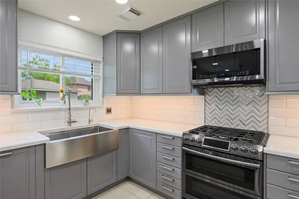 $360,000 | 207 Fox Springs Court, Dickinson, TX 77539