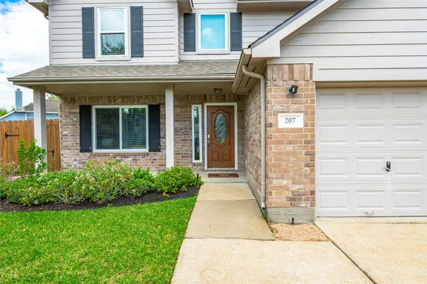 $360,000 | 207 Fox Springs Court, Dickinson, TX 77539