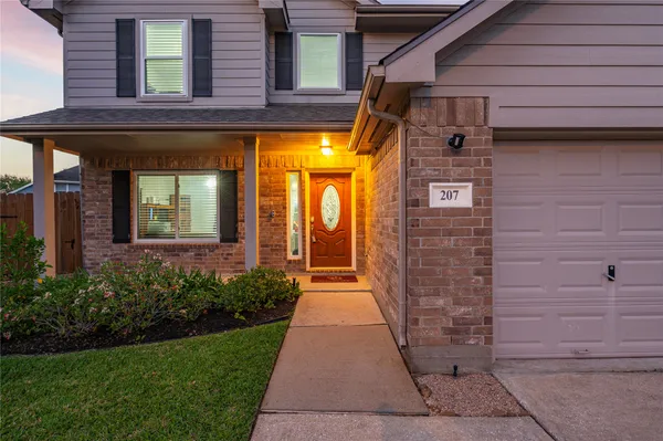 $360,000 | 207 Fox Springs Court, Dickinson, TX 77539