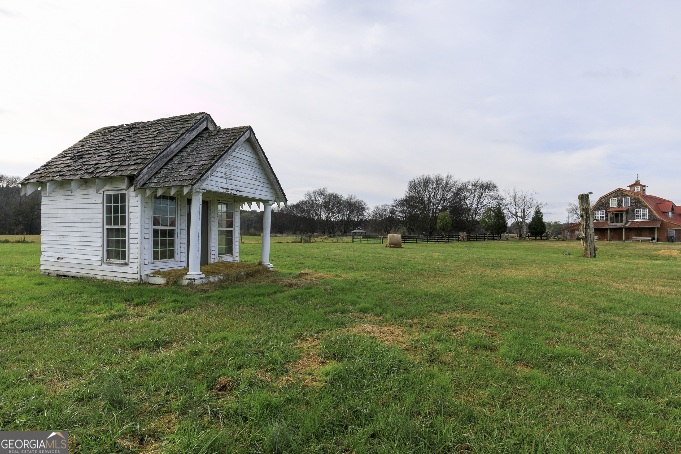 1907 Old Cedartown Road Cedartown, GA 30125 - Photo 39 of 83 a backyard of a house with potted plants and large tree