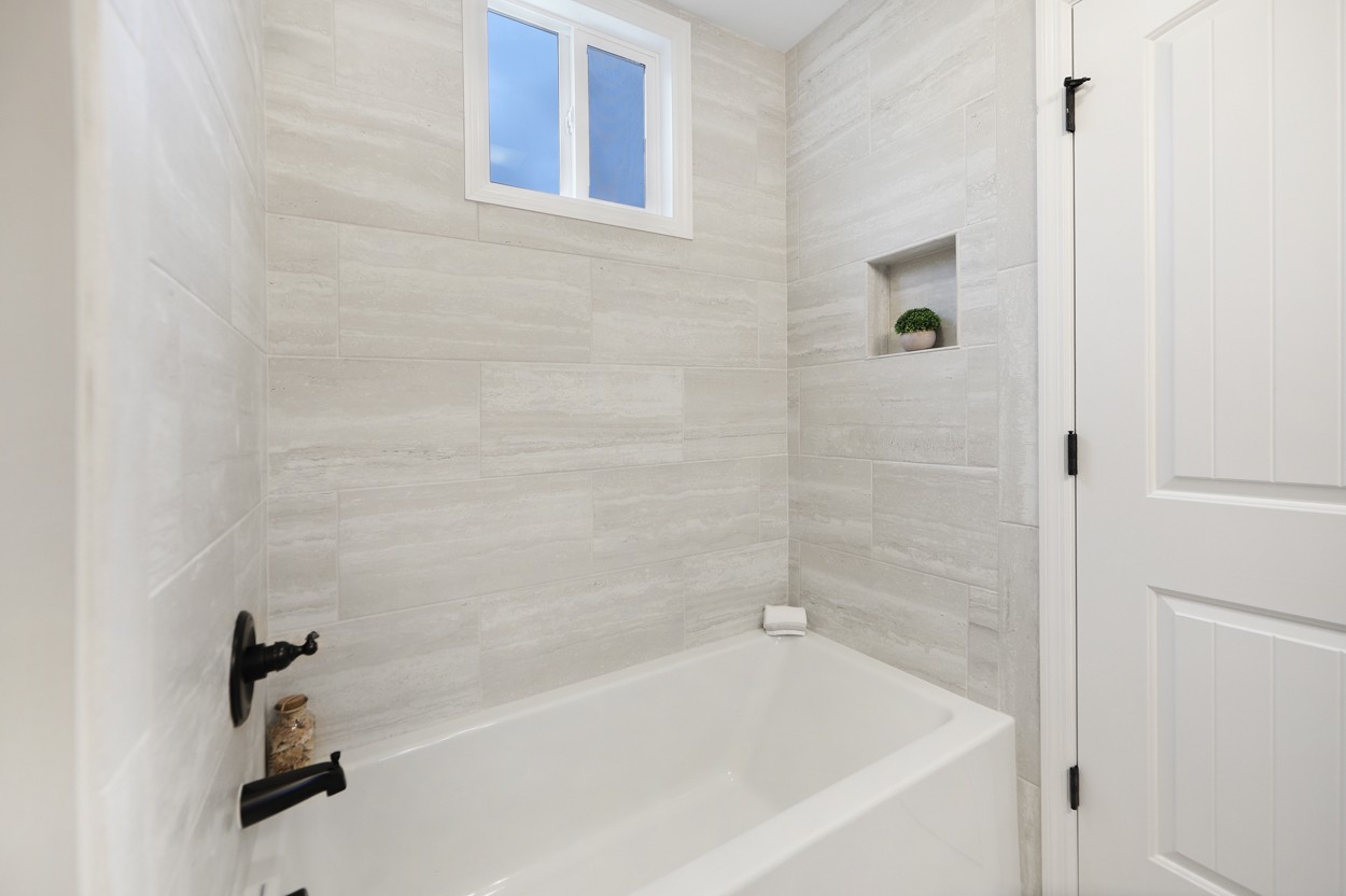 25 Riadon Road Hartsville, TN 37074 - Photo 15 of 19 a bathroom with a bathtub