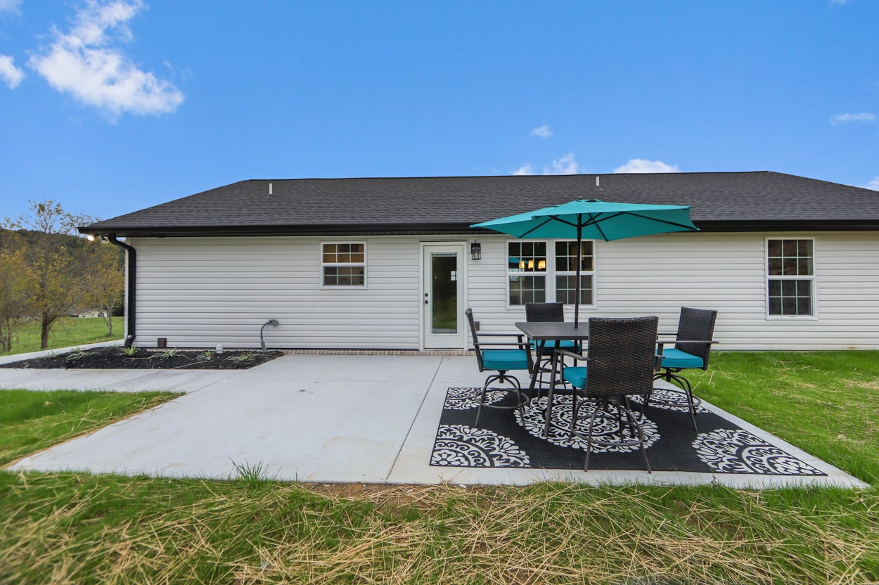 25 Riadon Road Hartsville, TN 37074 - Photo 19 of 19 a view of a backyard with table and chairs under an umbrella