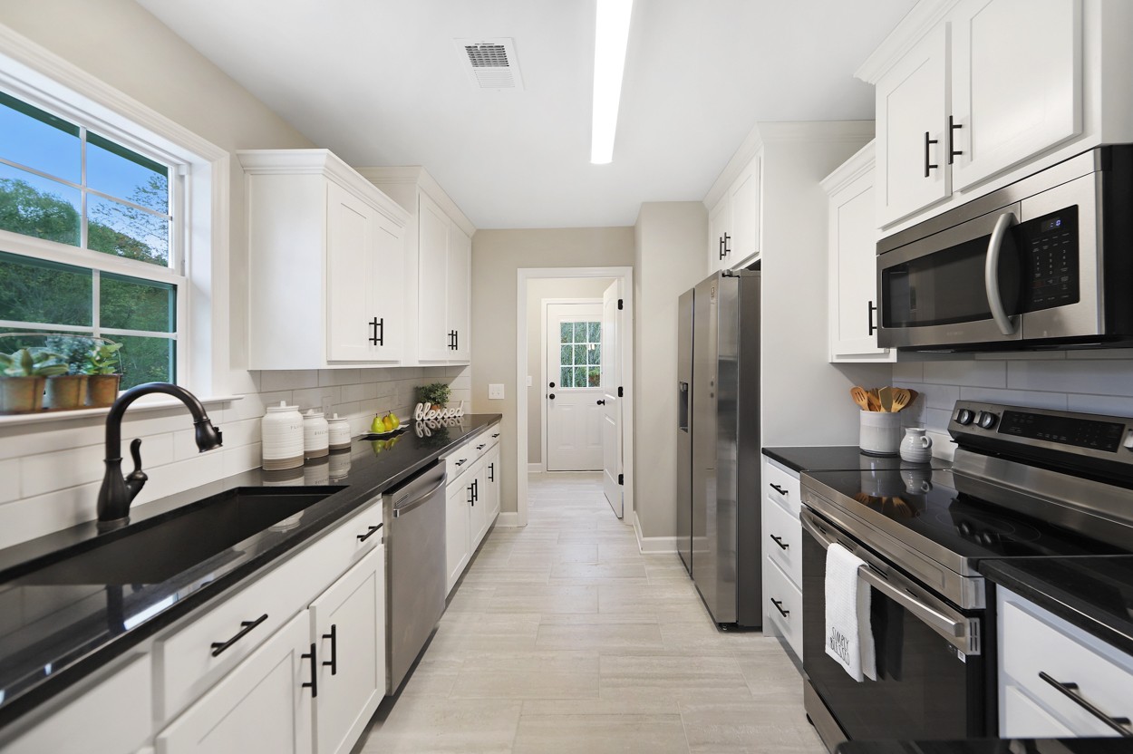25 Riadon Road Hartsville, TN 37074 - Photo 5 of 19 a kitchen with stainless steel appliances a sink dishwasher a refrigerator a stove top oven and a counter space