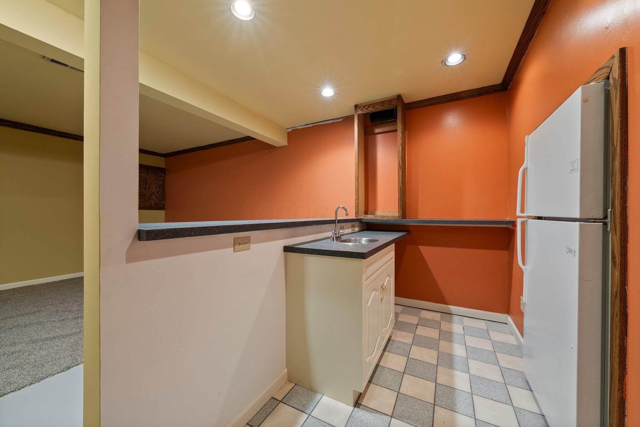 2052 Quail Ridge Street Columbus, OH 43229 - Photo 20 of 31 wet bar in basement with fridge