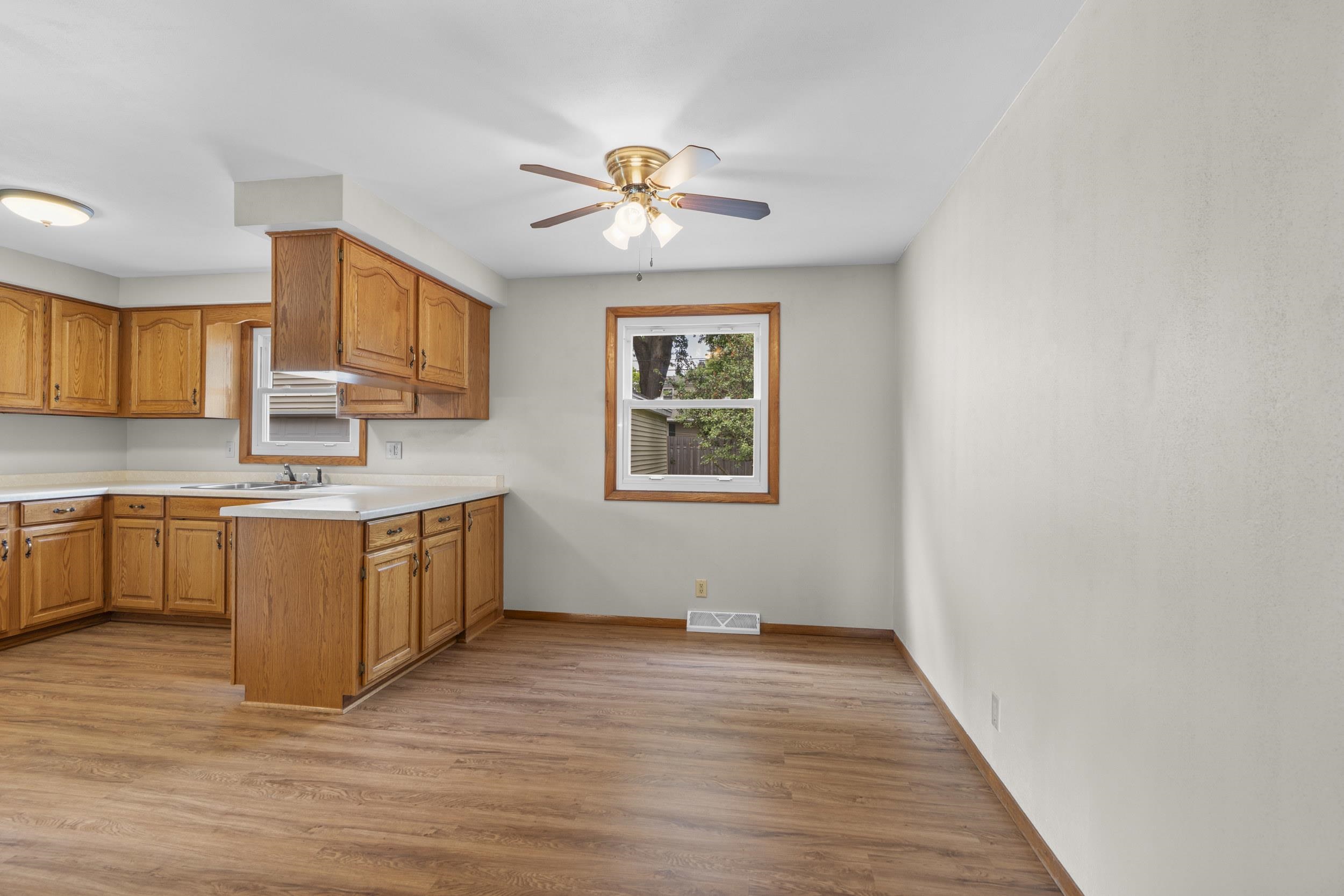 1136 West Roberts Avenue Appleton, WI 54914 - Photo 11 of 58