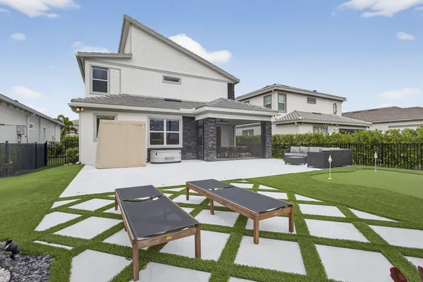 a view of a yard in front of house