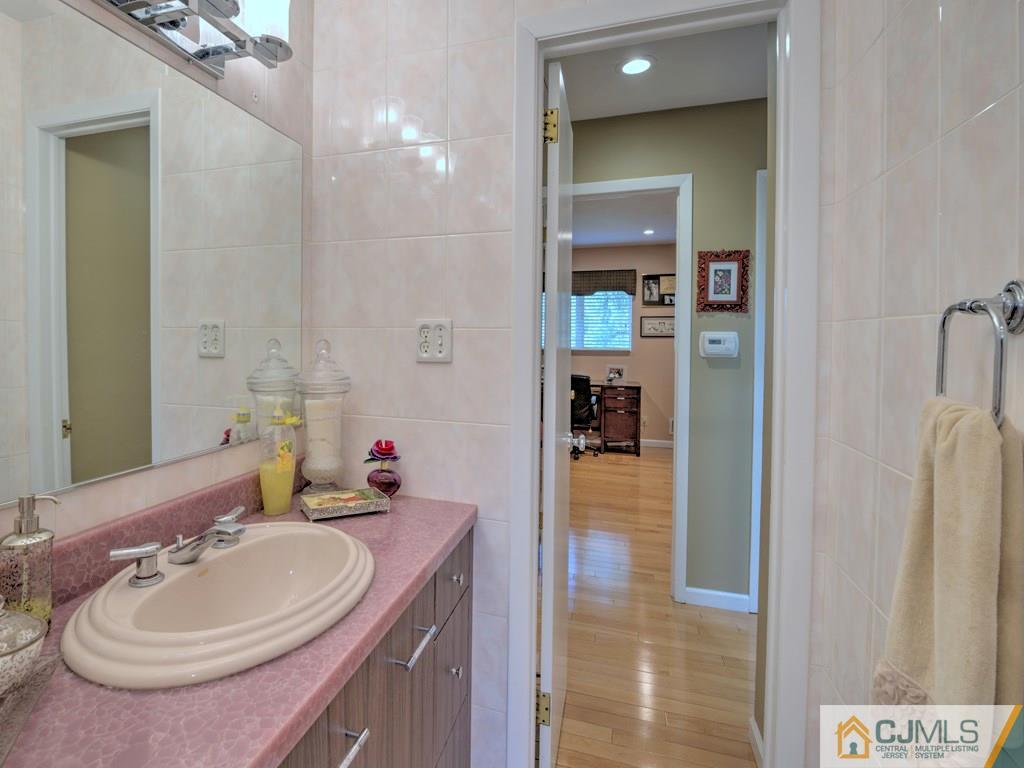 29 Overhill Road East Brunswick, NJ 08816 - Photo 23 of 25 Gallery Image 23