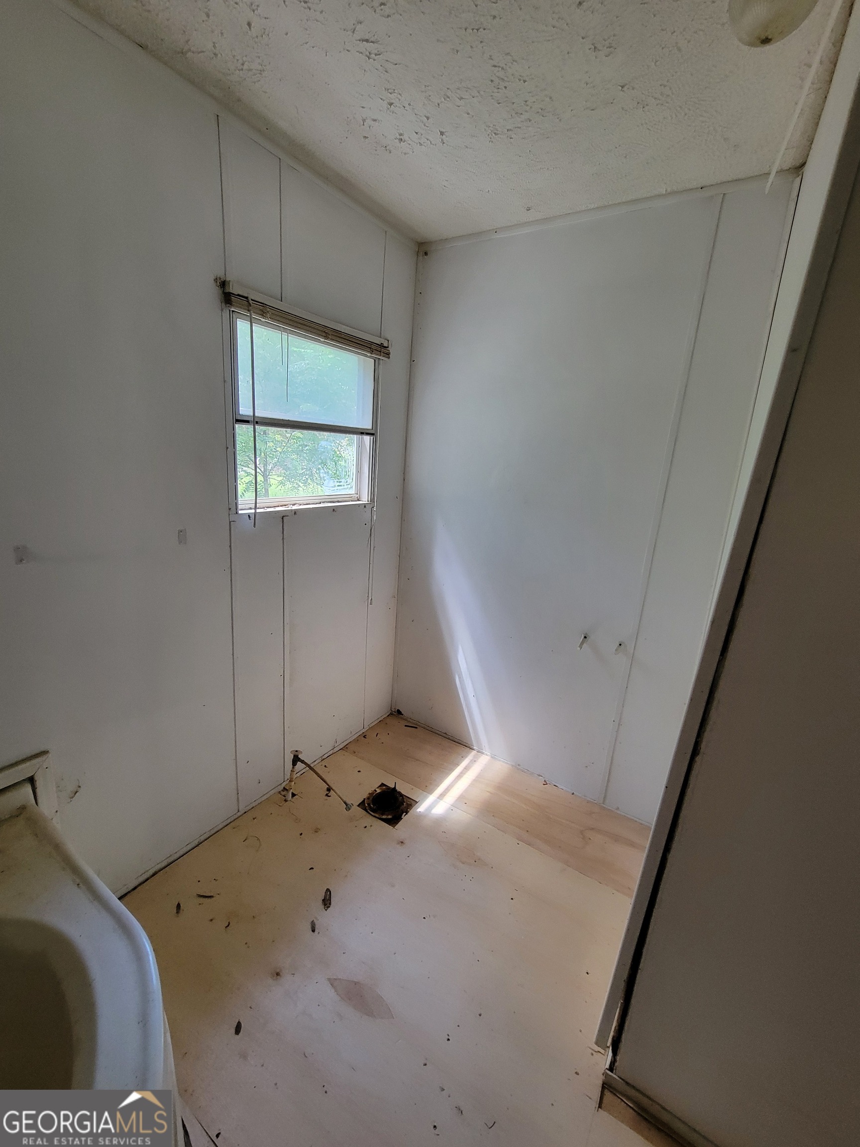 11358 Zebina Road Louisville, GA 30434 - Photo 12 of 22 a bathroom with a sink and a window