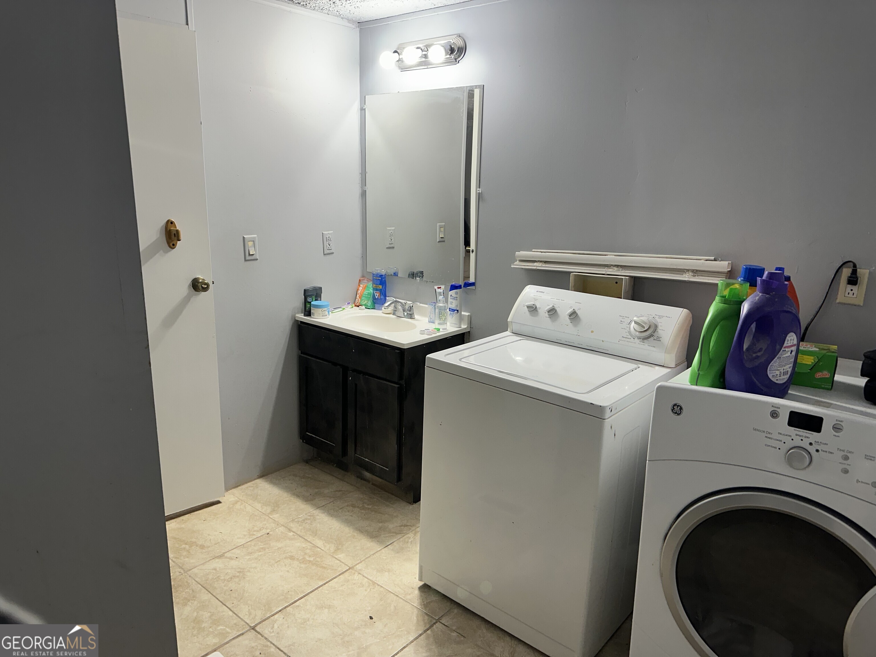2470 Kitchen Road Dexter, GA 31019 - Photo 55 of 56 a view of washer and dryer with kitchen in the background