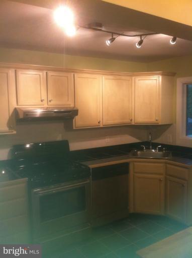 24 Bladen Road Essex, MD 21221 - Photo 4 of 7 Kitchen