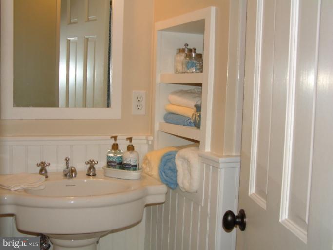 6203 Tyner Street Springfield, VA 22152 - Photo 11 of 30 Bath