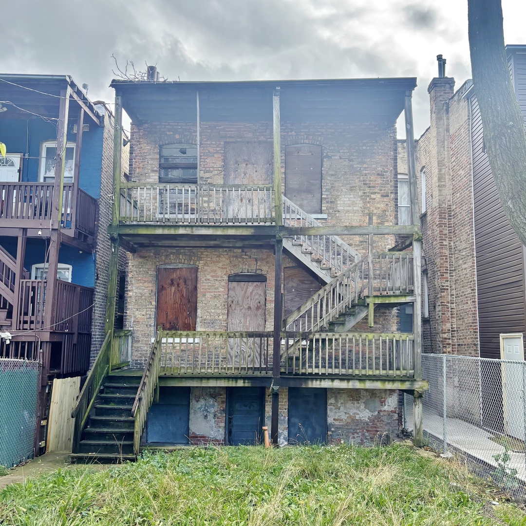 4018 West Polk Street Chicago, IL 60624 - Photo 6 of 7 a view of a house with a balcony