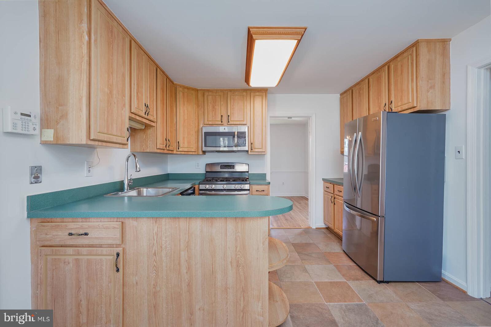 12517 Kuhl Road Silver Spring, MD 20902 - Photo 13 of 55 Easy maintenance laminate flooring